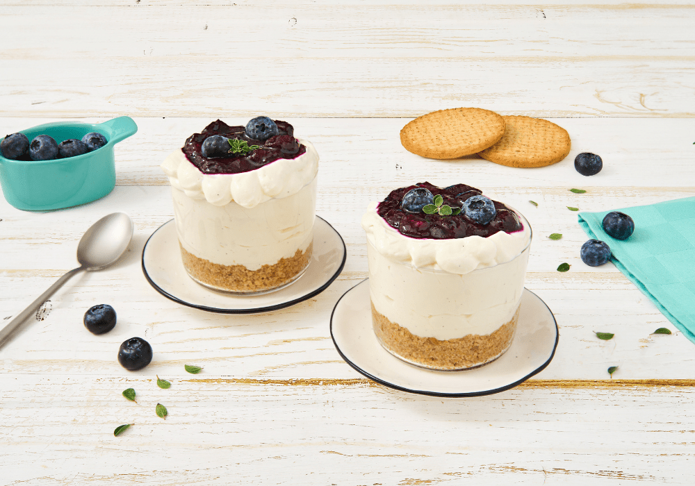 Cheesecake in bicchiere con coulis di mirtilli alla cannella