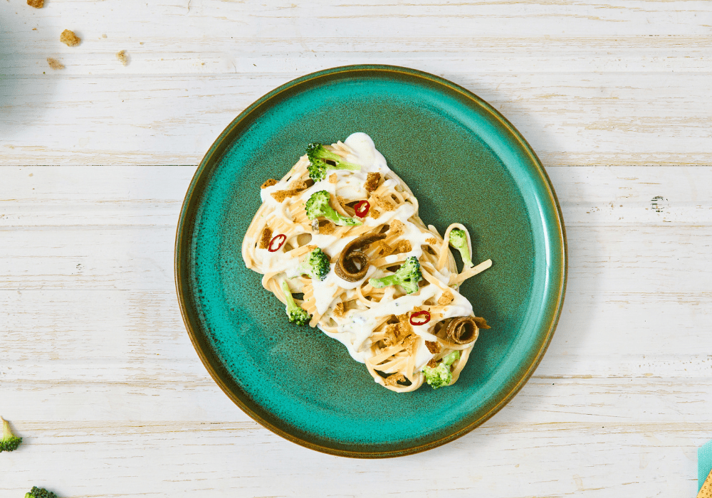Linguine con spalmabile, broccoli, acciughe e crumble